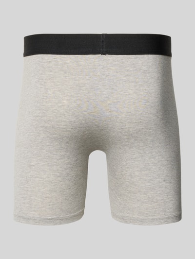 Männermodel trägt Boxershorts mit elastischem Label-Bund von Snocks in Hellgrau mit schwarzem Bund, eng anliegend, Rückansicht Ganzkörper.