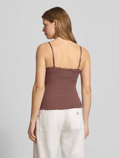 Frauenmodel trägt Slim Fit Top aus Viskose-Mix mit Spitzenbesatz von Review in Braun mit Spaghettiträgern, Ganzkörperansicht Rückansicht.
