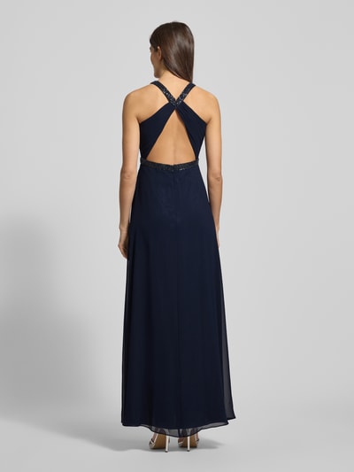 Frauenmodel trägt Abendkleid mit Ziersteinbesatz und Raffungen von V.M. by Vera Mont, tiefblau, Chiffon, Maxilänge, Ganzkörperansicht Rückansicht.