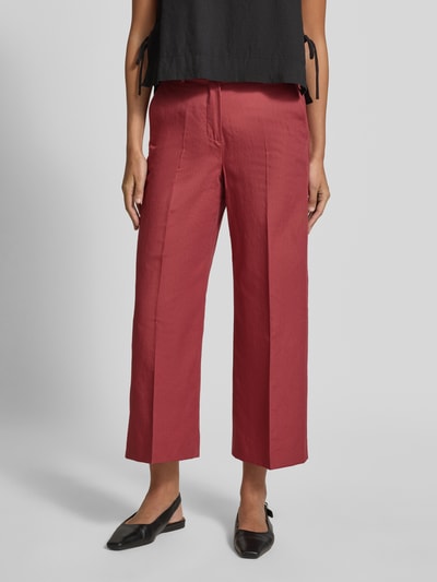 Vrouwenmodel draagt Regular Fit Leinenhose aus Baumwoll-Leinen-Mix Modell 'ZIRCONE' van Weekend Max Mara, look: effen, pasvorm: regular fit, details: riemlussen, sluiting: haakjes- en ritssluiting, zakken: zij- steekzakken, achterzak, materiaal: mix van katoen en linnen, kleur: rood, textuur: glad. Detailopname onderlichaam.