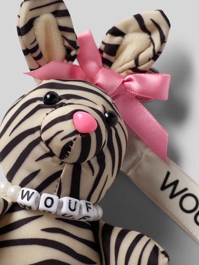 Produktfoto, Charm in Zebra-Optik Modell 'Zebra Hit Rabbit' von WOUF mit Label-Patch, Perlenbesatz, Schleifen-Detail, Karabinerverschluss
