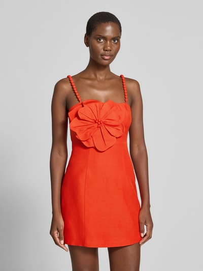 Frauenmodel trägt Cocktailkleid aus Viskose mit floraler Applikation von Forever New, taillierter Schnitt, leuchtend orange, Minikleid, Nahaufnahme Oberkörper.