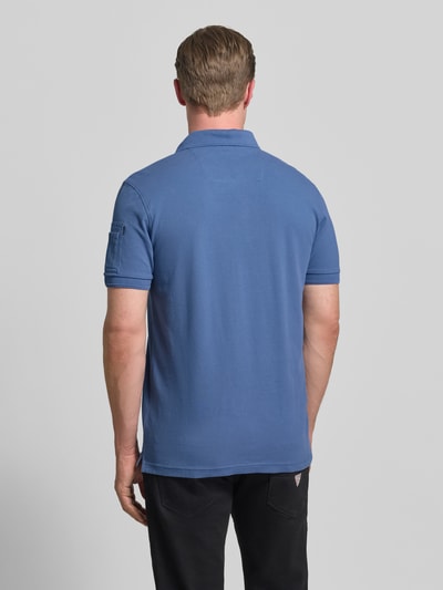 Männermodel trägt Slim Fit Poloshirt mit Logo-Patch von PME Legend aus elastischem Baumwoll-Mix, Blau, Polokragen, Kurzärmelig, Ganzkörperansicht Rückansicht.
