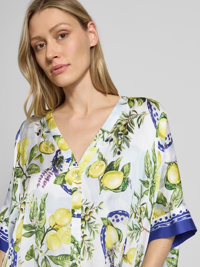 Vrouwenmodel draagt Relaxed Fit blouse uit viscose met V-hals van Marc Cain, dames blouse met all-over look, ruglengte maat 38: 55 cm, mouwlengte maat 38: 11 cm, detailopname bovenlichaam.