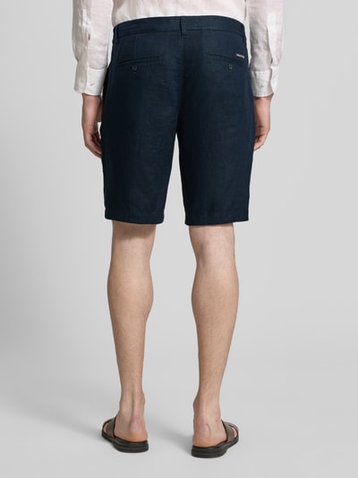 Männermodel trägt Regular Fit Shorts aus reinem Leinen Modell 'RESO JOGGER' von Marc O'Polo, Optik: Unifarben, Europaproduktion, Ganzkörperansicht Rückansicht.