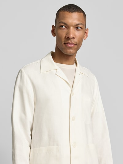 Männermodel trägt Relaxed Fit Hemdjacke aus reinem Leinen Modell 'H-CAI-K-3P-262' von BOSS, Optik: Unifarben, Nahaufnahme Oberkörper.