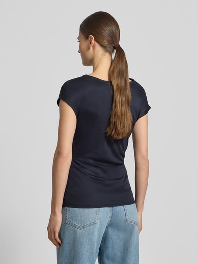 Vrouwenmodel draagt T-Shirt uit viscose met ronde hals van comma, pure viscose, slim fit, kapmouwen, ruglengte bij maat 36: 66 cm, volledige lichaamsopname achteraan.