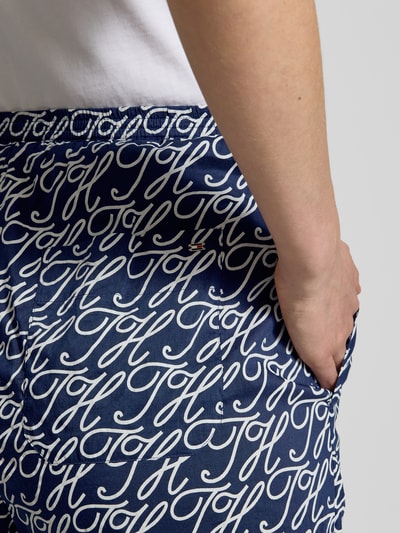 Vrouwenmodel draagt Wide Leg Hose aus Baumwoll-Seide-Mix van Tommy Hilfiger met all-over motief, labelapplicatie, steekzakken, mix van katoen en zijde, detailopname heup.