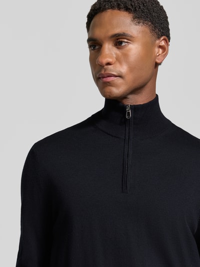Männermodel trägt Modern Fit Troyer aus reiner Schurwolle Modell 'Dario' von JOOP! COLLECTION in dunklem Blau, Nahaufnahme Oberkörper.