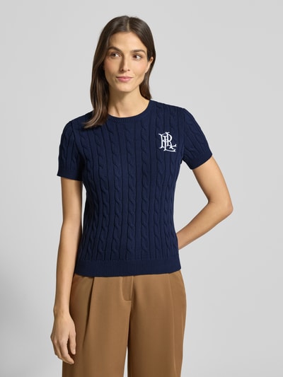 Frauenmodel trägt Strickpullover mit gerippten Abschlüssen Modell 'EYELAH' von Lauren Ralph Lauren, dunkelblau, Baumwolle, Nahaufnahme Oberkörper.