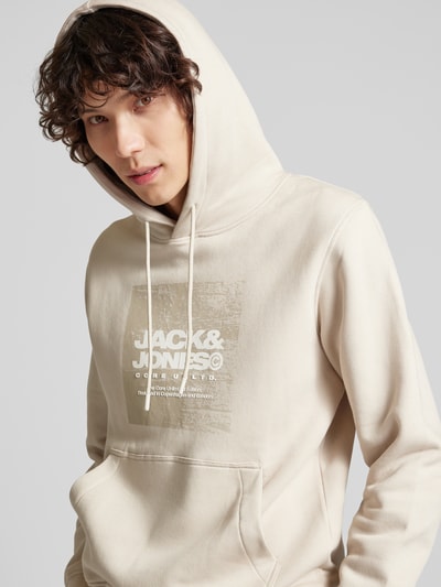 Jack & Jones Bluza o kroju comfort fit z mieszanki bawełny z kapturem i gumowanym nadrukiem model ‘AERO’ Złamany biały 3