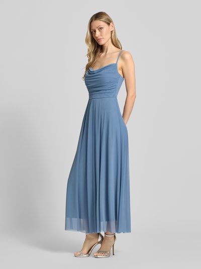 Frauenmodel trägt Cocktailkleid mit Drapierungen von TROYDEN COLLECTION in Blau, aus Mesh, taillierter Schnitt, Midikleid, Wasserfall-Ausschnitt, Rückenlänge bei Größe 36: 112 cm, Brustweite bei Größe 36: 42 cm, Ganzkörperansicht von vorne.