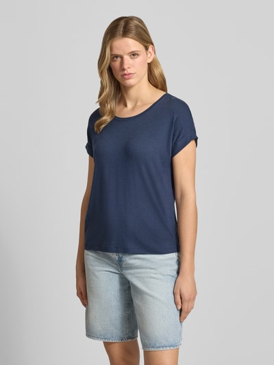 Modelka nosi damski t-shirt w kolorze granatowym, gładki materiał, krój regular fit, Regular Fit T-Shirt aus Viskose-Mix Modell 'MOSTER' od Only, damski t-shirt, całopostaciowy widok z przodu