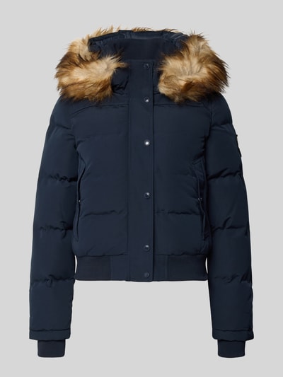 Produktfoto, donkerblauw gewatteerd jack met capuchon en imitatiebont, Knoopsluiting, steekzakken met drukknoopsluiting, Model 'EVEREST BOMBER' van Superdry, regular fit, ruglengte maat S 56 cm, schouderbreedte maat S 39 cm, borstwijdte maat S 55 cm, mouwlengte maat S 69 cm