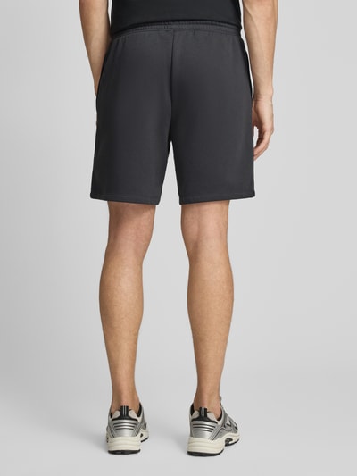 Männermodel trägt Sweatshorts mit elastischem Bund von GAP, Herren, Baumwoll-Mix, Relaxed-Fit, Logo, Rückansicht Ganzkörperansicht.