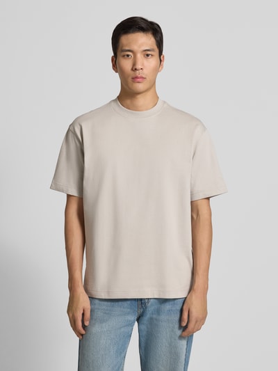 Männermodel trägt Regular Fit T-Shirt aus Baumwoll-Mix Modell 'TEETIM' von BOSS Orange, Optik: Unifarben, Label-Print, Rundhals, Ganzkörperansicht von vorne.