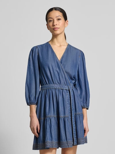 Modelka nosi tailliertes Freizeitkleid aus Lyocell Modell 'C_DARDY' od BOSS Orange, mini długość, jeansowy wygląd, krój slim fit, balonowe rękawy, pasek w talii, kontrastowe szwy, widok całej sylwetki z przodu.