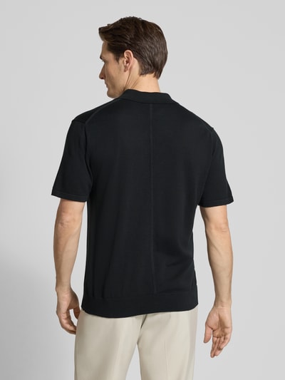 Männermodel trägt Regular Fit Poloshirt in Strick-Optik Modell 'Supima' von CK Calvin Klein aus reiner Baumwolle, Rückansicht.