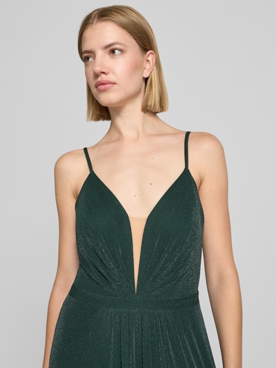 Frauenmodel trägt Schimmerndes Abendkleid mit Drapierungen und rückseitigem Cut Out von Vera Mont, A-Linie, V-Ausschnitt, Nahaufnahme Oberkörper.