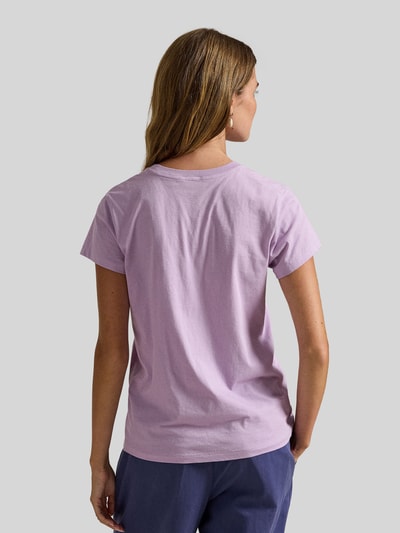 Modelka nosi T-shirt mit Label-Stitching od Polo Ralph Lauren z bawełny, krój regular fit, wyhaftowane logo, długość tyłu 54 cm, widok z tyłu