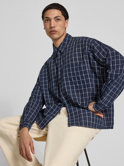 Männermodel trägt Relaxed Fit Freizeithemd mit Brusttasche von WON HUNDRED, dunkelblau kariert, Baumwoll-Mix, Ganzkörperansicht von vorne.