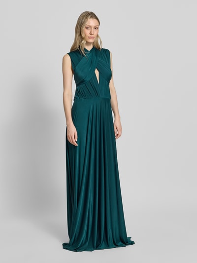 Frauenmodel trägt Maxikleid mit tiefem V-Ausschnitt von Rose Avenue in dunklem Petrol, Taillierter Schnitt, Taillenband, Ganzkörperansicht von vorne. Rückenlänge bei Größe S: 135 cm, feiner Glanz, glatte Textur.
