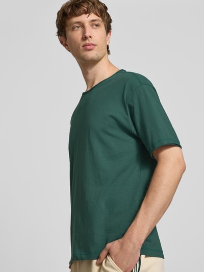 Männermodel trägt Relaxed Fit T-Shirt aus reiner Baumwolle von Marc O'Polo Denim, Optik: Unifarben, Rundhals, Kurzarm, Ganzkörperansicht von vorne.