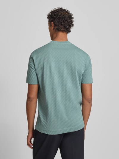 Männermodel trägt T-Shirt mit geripptem Rundhalsausschnitt von Emporio Armani, Reine Baumwolle, Regular-Fit, Label-Stitching, Rückenlänge 70 cm, Ganzkörperansicht Rückansicht.