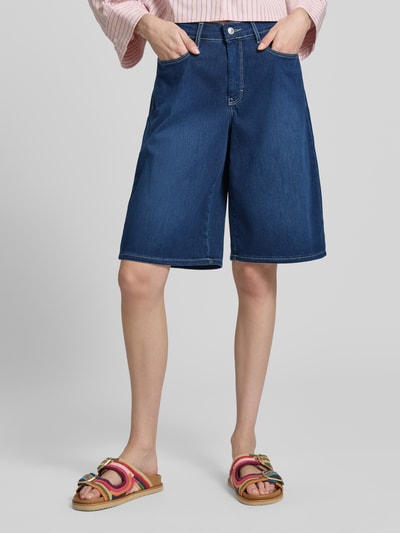 Frauenmodel trägt Wide Leg Bermudas mit Eingrifftaschen Modell 'DREAM' von MAC aus Baumwoll-Mix mit Modal-Anteil, Ganzkörperansicht von vorne.