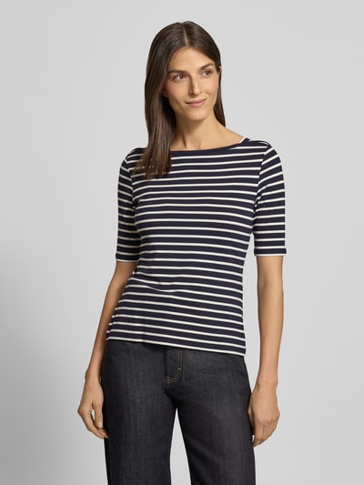 Frauenmodel trägt T-Shirt mit U-Boot-Ausschnitt von comma aus Viskose-Elasthan-Mix mit 1/2-Ärmeln, schmale Passform, Ganzkörperansicht von vorne.
