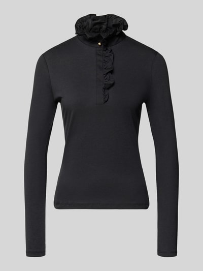 Produktfoto, schwarzes Longsleeve mit Rüschen von Rich & Royal aus Lyocell-Baumwoll-Mix, taillierter Schnitt, verdeckte Knopfleiste.