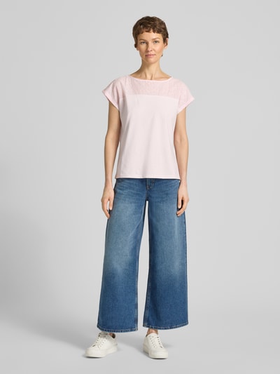 Frauenmodel trägt Regular Fit Blusentop aus reiner Baumwolle Modell 'JANNI' von Vero Moda, Optik: Unifarben, semitransparenter Besatz, U-Boot-Ausschnitt, Ärmelform: Kurzarm, Materialverarbeitung: Jersey, Material: Reine Baumwolle, Ganzkörperansicht von vorne.
