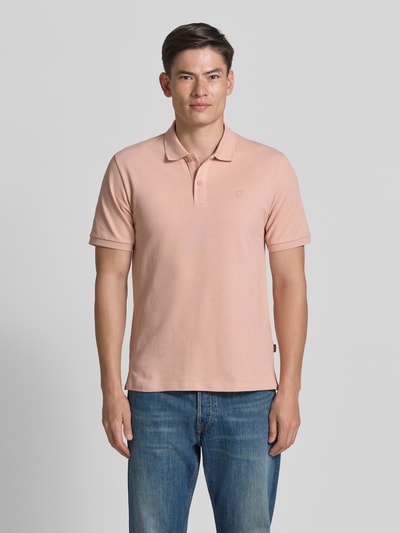 Männermodel trägt Slim Fit Poloshirt mit Stitching von Jack & Jones Premium, reine Baumwolle, Knopfleiste, hellrosa, Ganzkörperansicht von vorne.