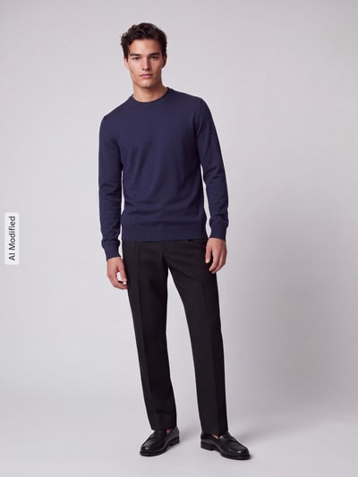 Männermodel trägt Regular Fit Pullover aus reiner Baumwolle Modell 'TORINO' von Selected in Dunkelblau, Herren Pullover, Ganzkörperansicht von vorne, KI-modifiziertes Bild.
