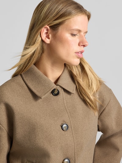 Frauenmodel trägt Loose Fit Kurzmantel mit Umlegekragen Modell 'AYA' von PIECES, beige, strukturierte Optik, Nahaufnahme Oberkörper, Damen Teddy- / Webpelzjacke.