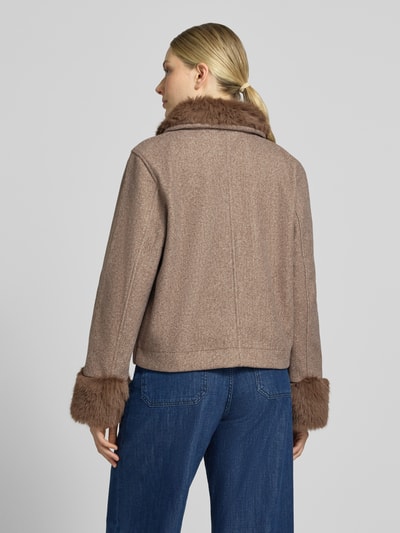 Vrouwenmodel draagt Jacke mit Kentkragen Modell 'yanna' van FREE/QUENT in beige, rechte fit, knoopsluiting, opgestikte steekzakken, ruglengte 43 cm, schouderbreedte 41 cm, borstwijdte 50 cm, mouwlengte 60 cm, textuur met zichtbare vezels, geheel van achteren