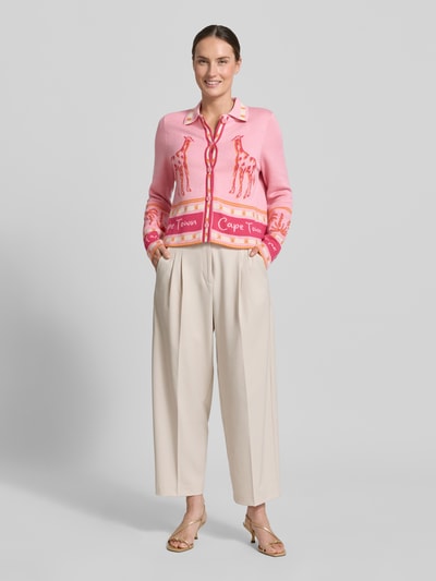 Frauenmodel trägt Cardigan mit Umlegekragen von Smith and Soul im Baumwoll-Mix, Regular Fit, rosa mit Print, Knopfleiste, Ganzkörperansicht von vorne