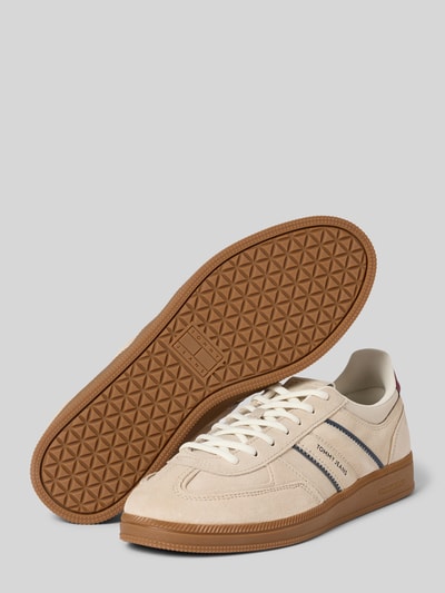 Produktfoto, Low Top Sneaker aus echtem Leder von Tommy Jeans, efekt: jednolity kolor, zaokrąglony nosek, płaska podeszwa, naszywka z logo, detal w kontrastowym kolorze, wiązanie, podeszwa z fakturą, wykończenie: welur, materiał: naturalna skóra.