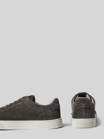 Produktfoto, Sneaker aus echtem Leder Modell 'AGAR 3' von Marc O'Polo in Dunkelgrau mit weißer Sohle, rauer Wildleder-Textur, Herren Sneaker