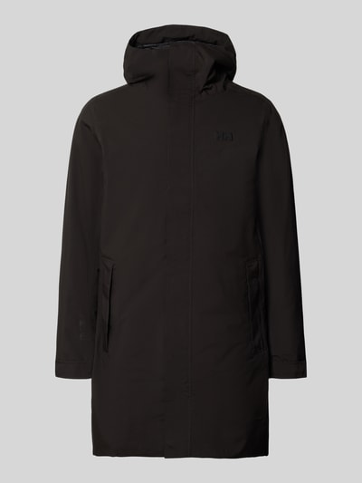 Produktfoto, czarny płaszcz z kapturem, prosty krój regular fit, detal z logo Helly Hansen, Model 'Brussel', Długość tyłu w rozmiarze M: 96 cm, szerokość ramion w rozmiarze M: 46 cm, szerokość klatki piersiowej w rozmiarze M: 51 cm, długość rękawów w rozmiarze M: 66 cm