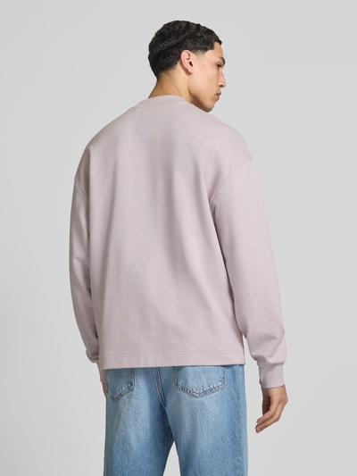 Männermodel trägt Regular Fit Sweatshirt aus reiner Baumwolle Modell 'Nedro' von HUGO, Optik: Unifarben, Ganzkörperansicht Rückansicht.