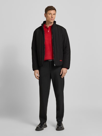 Männermodel trägt Regular Fit Steppjacke mit Stehkragen Modell 'BRENOTO' von HUGO, Optik: Unifarben, Ganzkörperansicht von vorne.