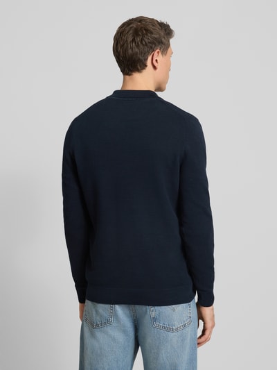Männermodel trägt Regular Fit Pullover aus reiner Baumwolle von Marc O'Polo in Optik: Unifarben, Strick, Ganzkörperansicht Rückansicht.