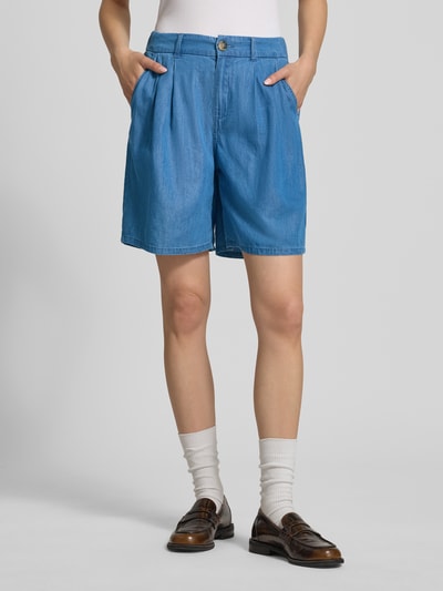 Kobiece model prezentuje szorty jeansowe z mieszanki bawełny i lyocellu, model 'BEA' od Only, efekt denim, krój relaxed fit, wpuszczane kieszenie, zakładka w pasie, elastyczny pas, zapięcie na guzik i ukryty zamek błyskawiczny, jasnoniebieski odcień, gładka faktura, widok z przodu – zdjęcie całej sylwetki.