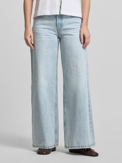 Frauenmodel trägt Wide Leg Jeans im 5-Pocket-Design von Stefanel aus reiner Baumwolle, Loose Fit, hellblaue Farbe, Ganzkörperansicht von vorne