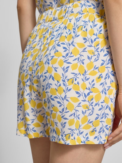Vrouwenmodel draagt Regular Fit Shorts uit zuivere viscose model 'BARRI' van Pieces met all-over bloemenmotief, boord elastisch, zij-steekzakken, materiaal: zuiver viscose, detailopname achterkant.