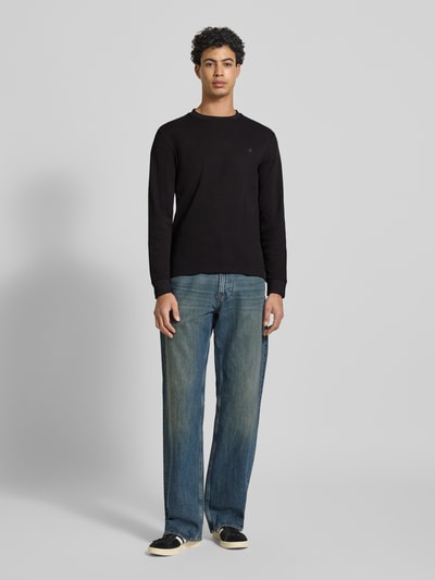 Männermodel trägt Sweatshirt mit Stehkragen von Replay aus reiner Baumwolle und Waffle-Design, Gerade Passform, Ganzkörperansicht von vorne.