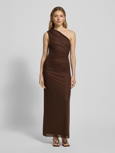 Frauenmodel trägt One-Shoulder-Kleid mit Ziersteinbesatz Modell 'Audrina' von Forever New, braun, figurbetontes Maxikleid, Material-Mix mit Stretch-Anteil, Ganzkörperansicht von vorne.