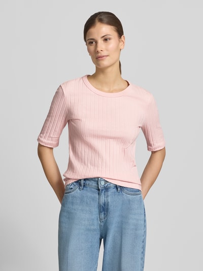Frauenmodel trägt T-Shirt in Ripp-Optik Modell 'Savka' von OPUS, Slim Fit, Rundhalsausschnitt, 1/2-Arm, zartrosa; Ganzkörperansicht von vorne.
