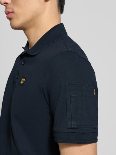 Männermodel trägt Slim Fit Poloshirt mit Label-Stitching Modell 'TRACKWAY' von PME Legend aus Baumwoll-Elasthan-Mix, Nahaufnahme Oberkörper
